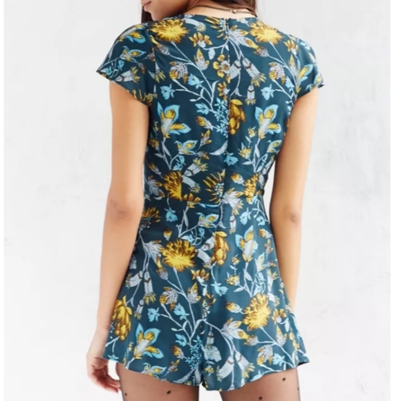 Kimchi Blue Anita Ruffle Front Skort Romper Size 2 - Picture 3 of 4